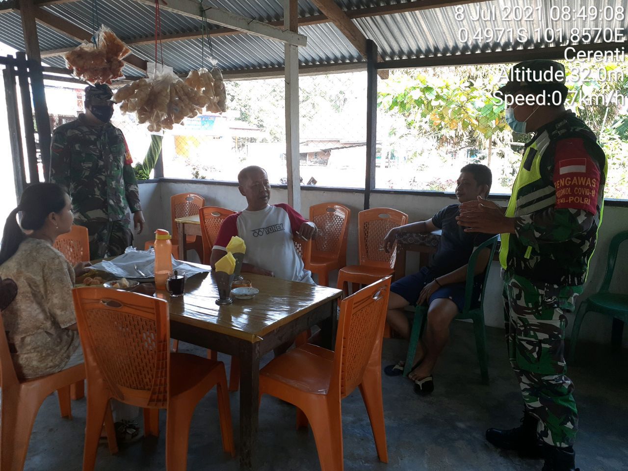 Sertu Efison Babinsa Koramil 06/Cerenti, Kodim 0302/Inhu Himbau Warga Masyarakat Akan Pentingnya Penegakkan Protokol Kesehatan
