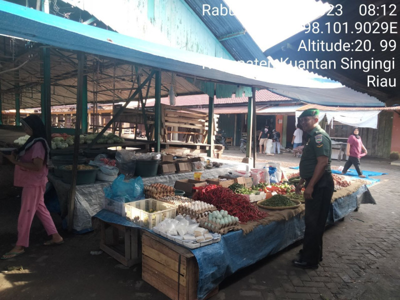 Serda Juanda Anggota Babinsa Koramil 06/Cerenti Kodim 0302/Inhu Pantau Perkembangan Harga Kebutuhan Pokok