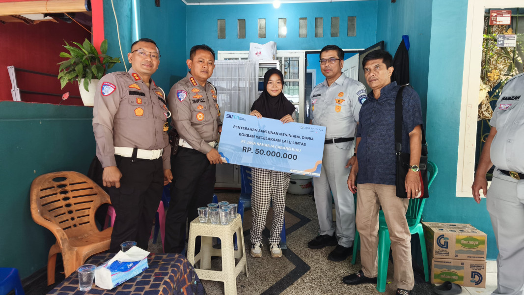 Kecelakaan di Pekanbaru Renggut Tiga Nyawa, Ditlantas Polda Riau Serahkan Santunan kepada Keluarga Korban