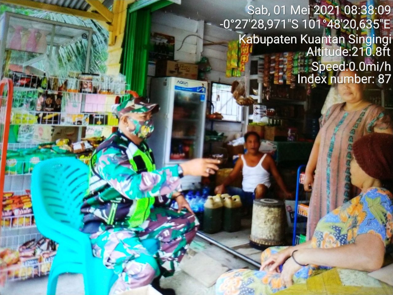 Babinsa Koramil 06/Cerenti Kodim 0302/Inhu Melaksanakan Komsos Dengan Warga Binaan Desa Bedeng Sikuran Kecamatan Inuman