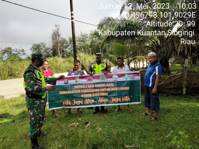 Di Kompe Berangin Babinsa Koramil 06/Cerenti Kodim 0302/Inhu Laksanakan Patroli Untuk Cegah Kebakaran Hutan Dan Lahan