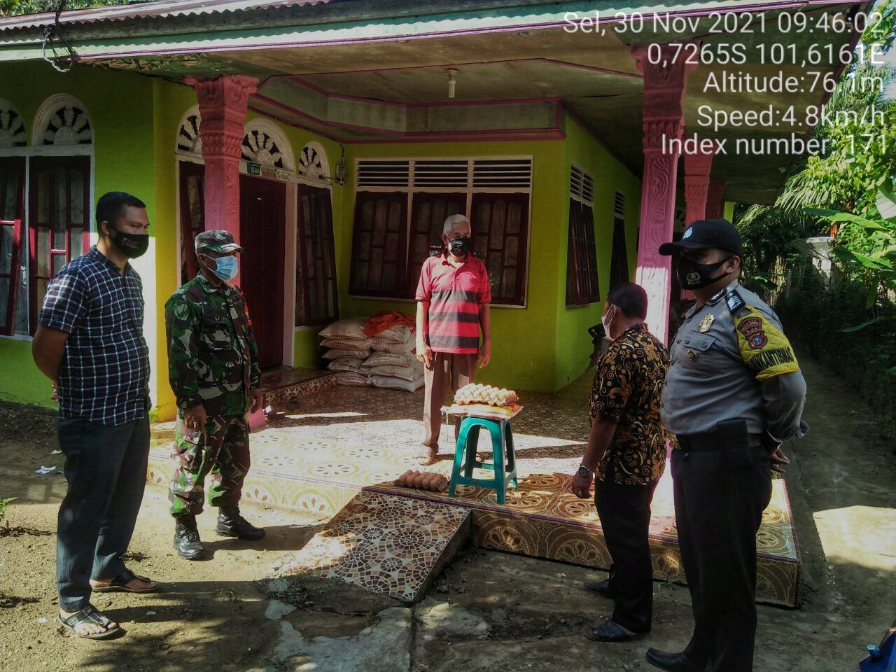 Babinsa Koramil 06/Cerenti Kodim 0302/Inhu Babinsa Memberi Bantuan Kepada  Masyarakat di Desa Tanjung Medan