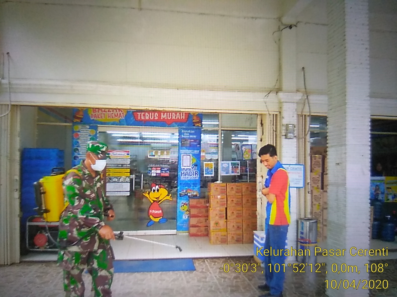 Babinsa Koramil 06/Cerenti Dim 0302/Inhu Serda Firman Lakukan Penyemprotan Disinfektan Upaya Pencegahan COVID-19.