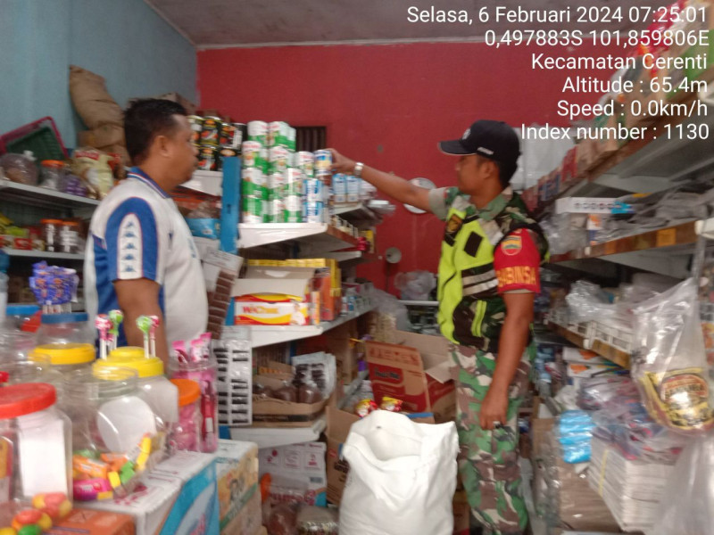 Babinsa Koramil 06/Cerenti Kodim 0302/Inhu Cek Harga Sembako Di Warung Di Kelurahan Koto Peraku Kecamatan Cerenti Kabupaten Kuansing