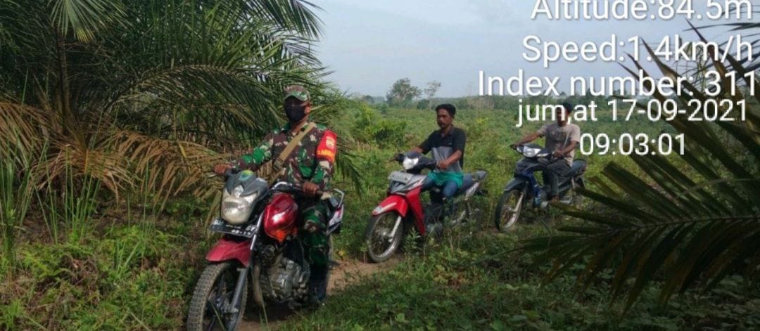 Babinsa Koramil 06/ Cerenti Dim 0302/Inhu Bagikan Masker Kepada Warga Upaya Memutus Penularan Covid-19