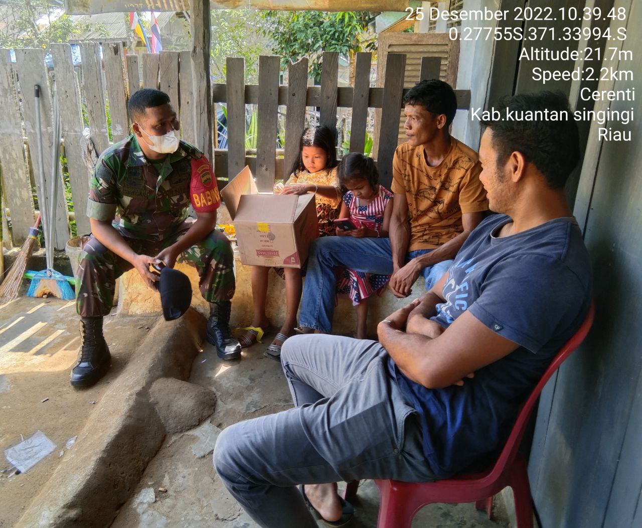 Anggota Koramil 06/Cerenti Kodim 0302/Inhu Tingkatkan Kekompakan Dengan Warga Babinsa Komsos Mempererat Tali Silaturahmi