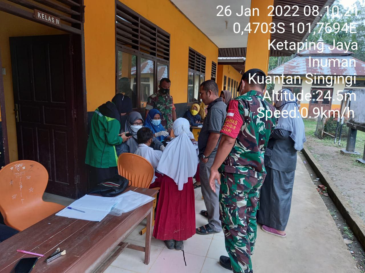 Babinsa Koramil 06/Cerenti  Kodim 0302/Inhu Wilayah Kecamatan Inuman Tetap Tegakkan Prokes Covid-19 Ditempat Antrian Vaksin di SD Negeri Ketaping Jaya Kecamatan Inuman