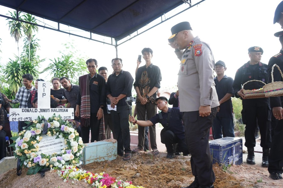 Tangis Haru Iringi Pemakaman Iptu Donald, Pahlawan Karhutla Riau