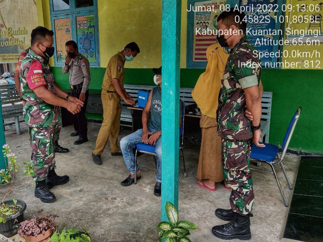 Babinsa Koramil 06/Cerenti Kodim 0302/Inhu Pantau Dan Dampingin Pelaksanaan Vaksin Covid-19 di Ketaping Jaya Kecamatan Inuman