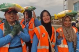 Pemko Pekanbaru Bagikan 1.991 Paket Sembako untuk Petugas Kebersihan di HUT RI ke-80