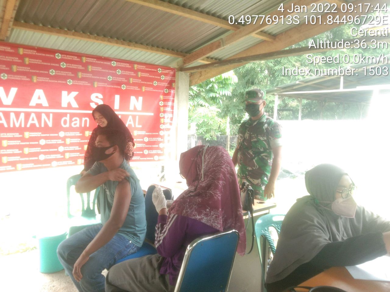 Babinsa Koramil 06/Cerenti Kodim 0302/ Inhu Pantau Dan Dampingi Pelaksanaan Vaksin Covid-19 di Puskesmas Inuman