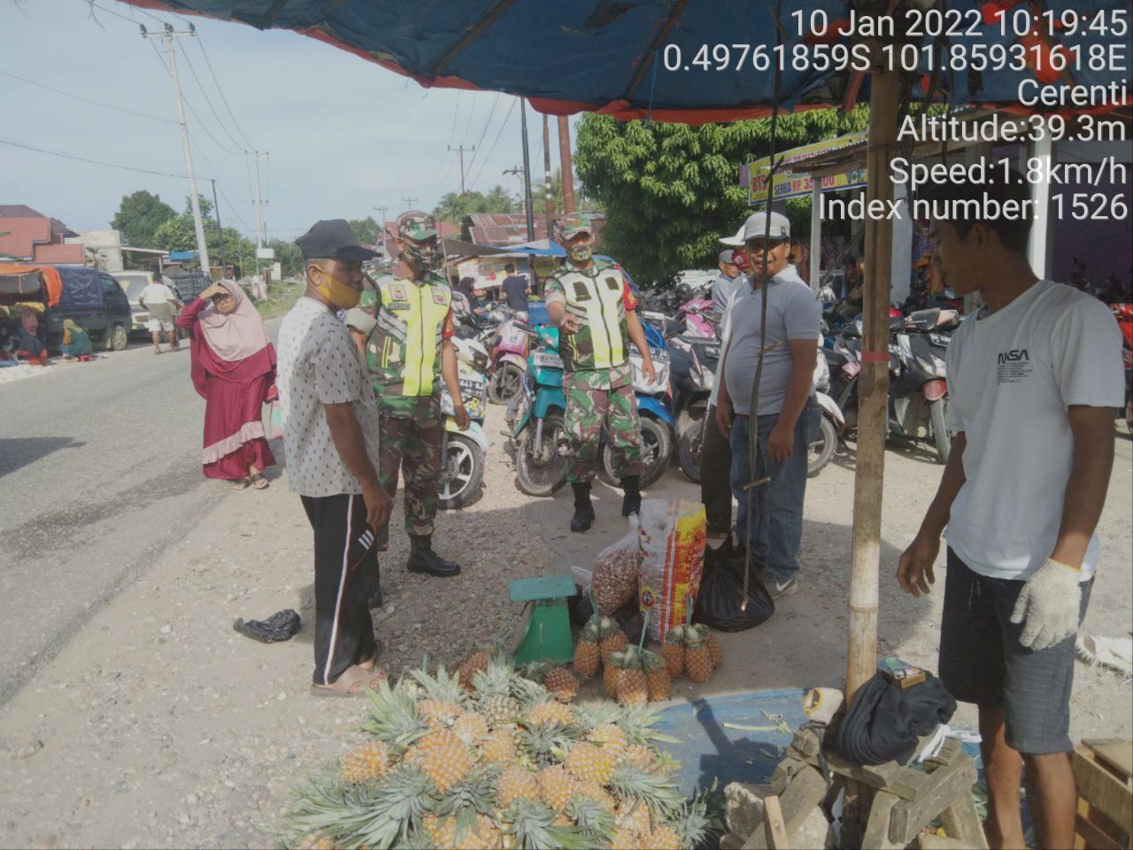 Serda Samrin Babinsa Koramil 06/Cerenti Dim 0302/Inhu  Berikan Sosialisasi Serta Himbauan Kepada Warga Agar Patuhi Prokes Covid-19