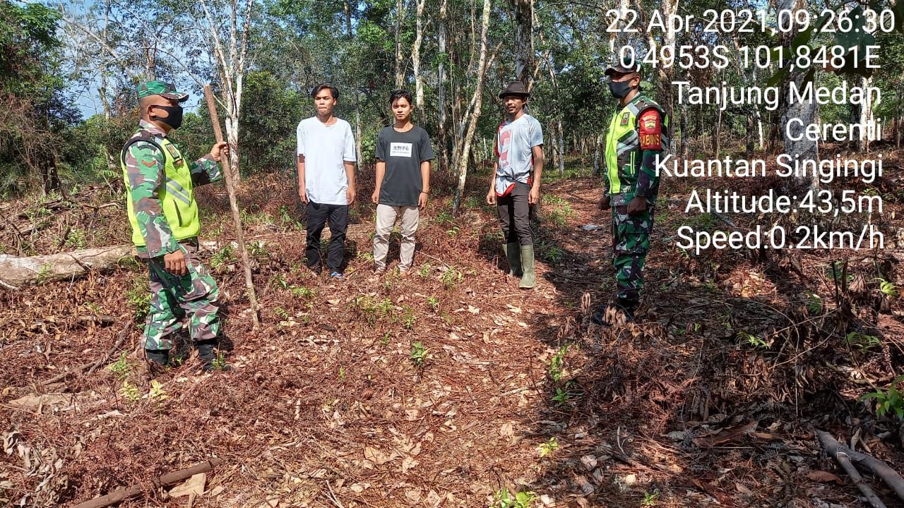 Cegah Karhutla, Babinsa Koramil 06/Cerenti Dim 0302/Inhu Laksanakan Sosialisasi Kemasyarakat
