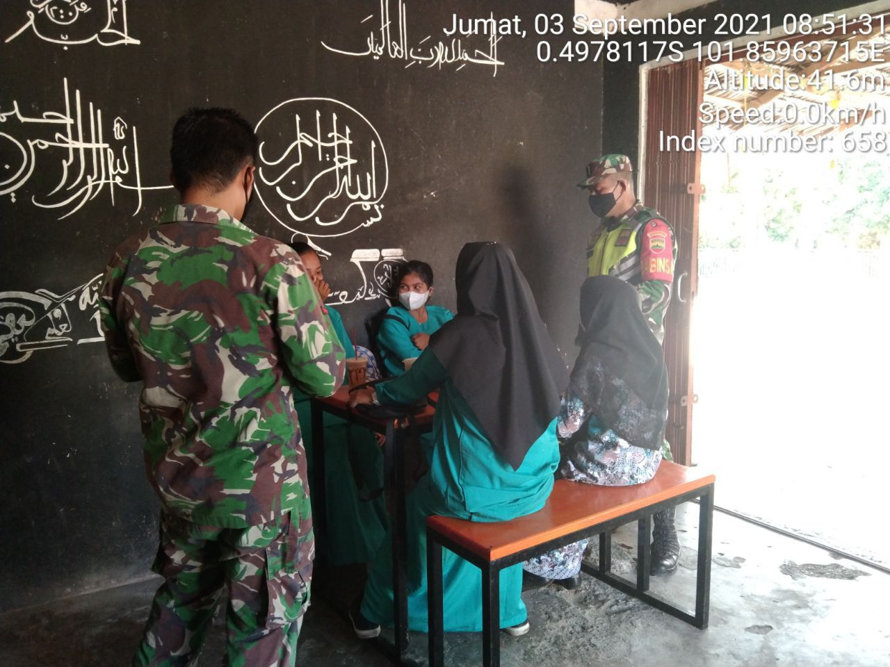 Babinsa Koramil 06/Cerenti Dim 0302/Inhu Berikan Sosialisasi Serta Himbauan Kepada Warga Agar Patuhi Prokes Covid-19 di Desa Ketaping Jaya Kecamatan Inuman