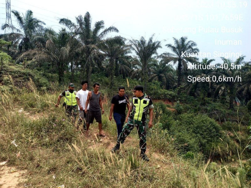 Di Desa Seberang Pulau Busuk  Babinsa Koramil 06/Cerenti Kodim 0302/Inhu Gencarkan Sosialisasi Dan Patroli Untuk Antisipasi Karhutlah Di Wilayah Binaan