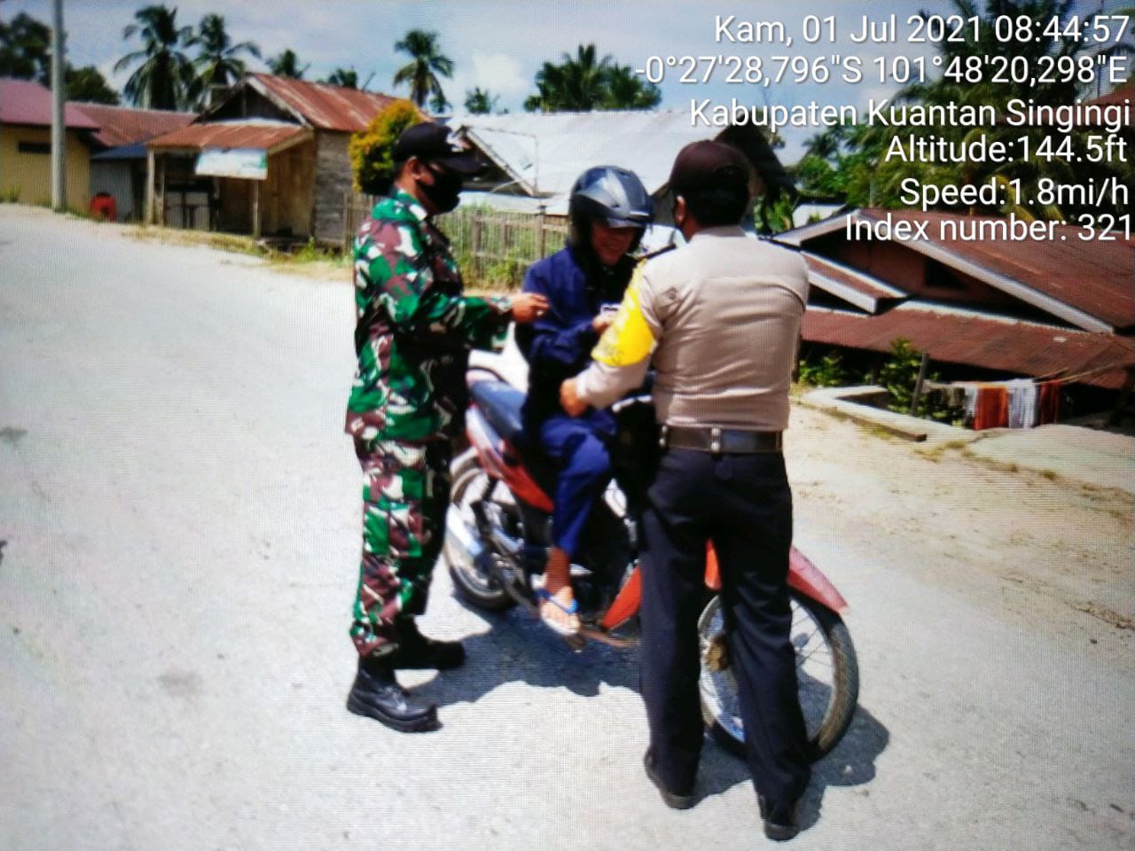 Babinsa Koramil 06/Cerenti Kodim 0302/Inhu  Bagikan Masker Upaya Meminimalisir Penyebaran Covid-19 Kepada Warga Binaan Desa Koto Inuman