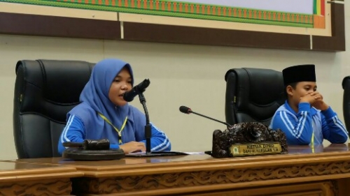 Ambil Alih Kursi Dani M Nursalam, Seorang Siswi Pimpin Rapat Paripurna di DPDR Inhil