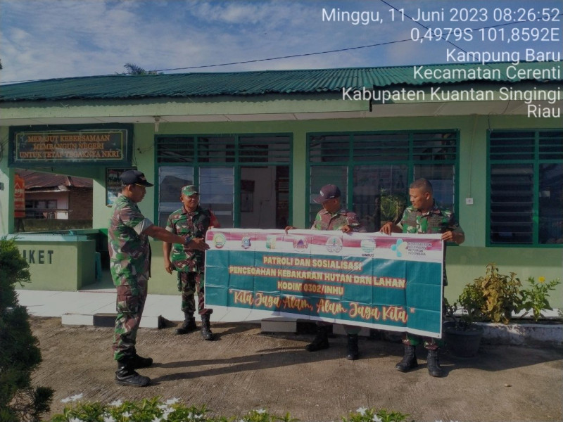 Sertu Firman Dan Kopda Mohamad Soleh Babinsa Koramil 06/Cerenti Laksanakan Patroli Dan Sosialisasi Untuk Cegah Kebakaran Hutan Dan Lahan