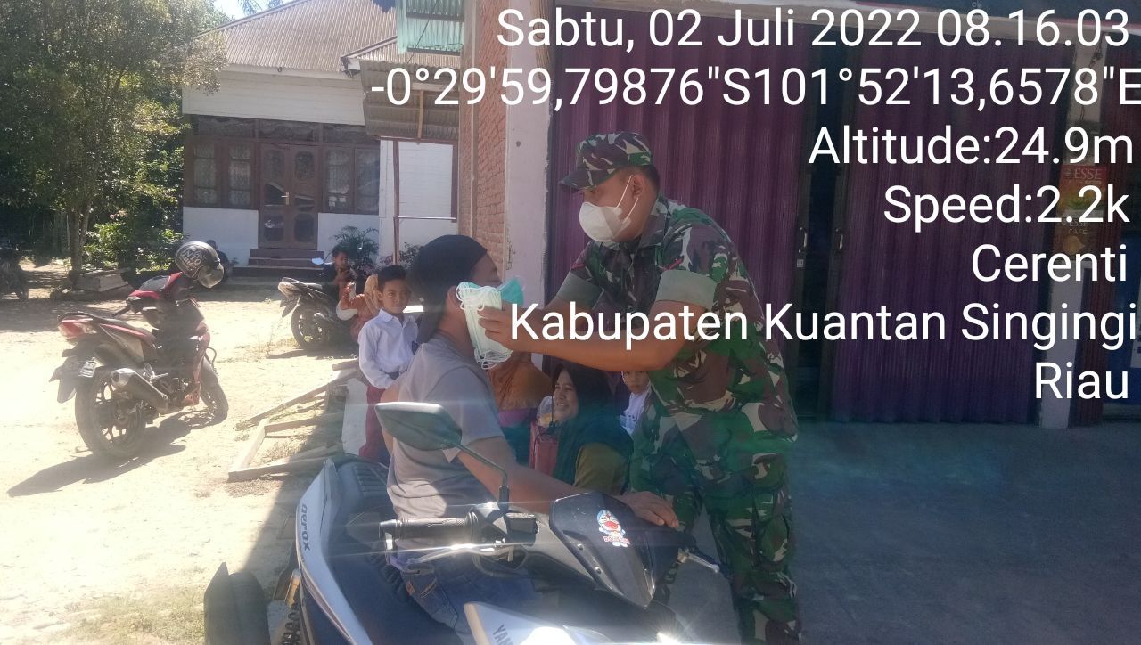 Di Kelurahan Koto Peraku,Kopda Mohammad Soleh Babinsa Koramil 06/Cerenti Kodim 0302/Inhu Bagikan Masker Gratis Kepada Masyarakat Upaya Memutus Penularan Covid-19