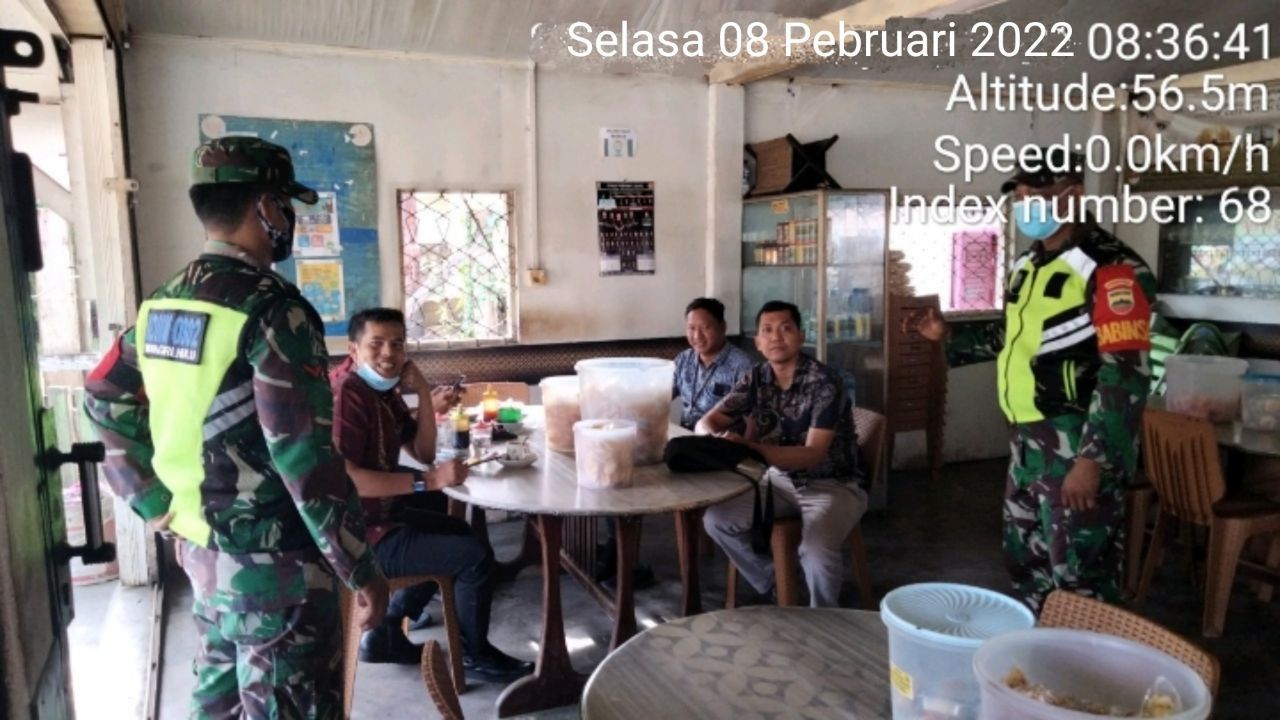 Babinsa Koramil 06/Cerenti Kodim 0302/Inhu Berikan Sosialisasi Serta Himbauan Kepada Warga Agar Patuhi Prokes Covid-19 di Pulau Busuk Kecamatan Inuman