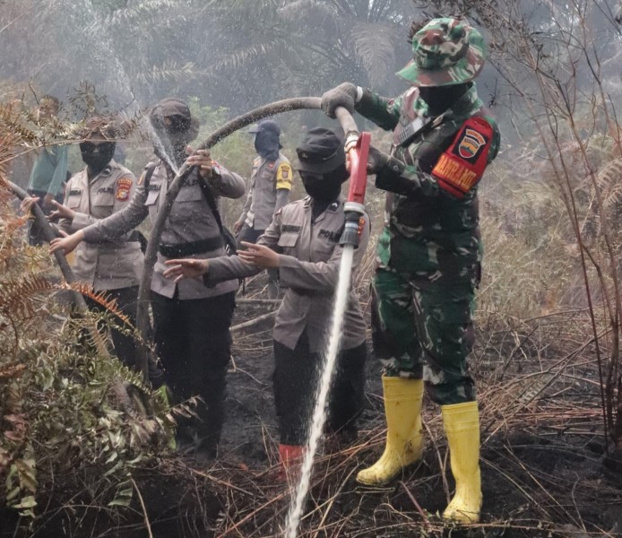 Srikandi TNI-Polri Turun ke Lokasi Karhutla di Rohil, Kapolda Riau Beri Apresiasi