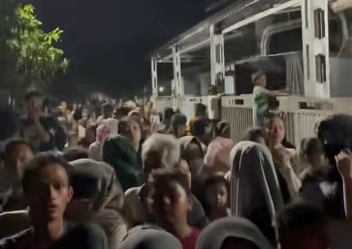 Diduga Hamili Selingkuhan, Rumah Kades di Kampar Digeruduk Warga