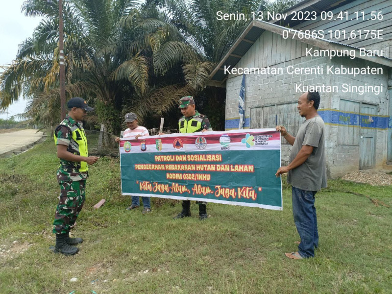 Babinsa Koramil 06/Cerenti Kodim 0302/Inhu Telusuri Lahan dan Pemukiman Untuk Cegah Karhutla