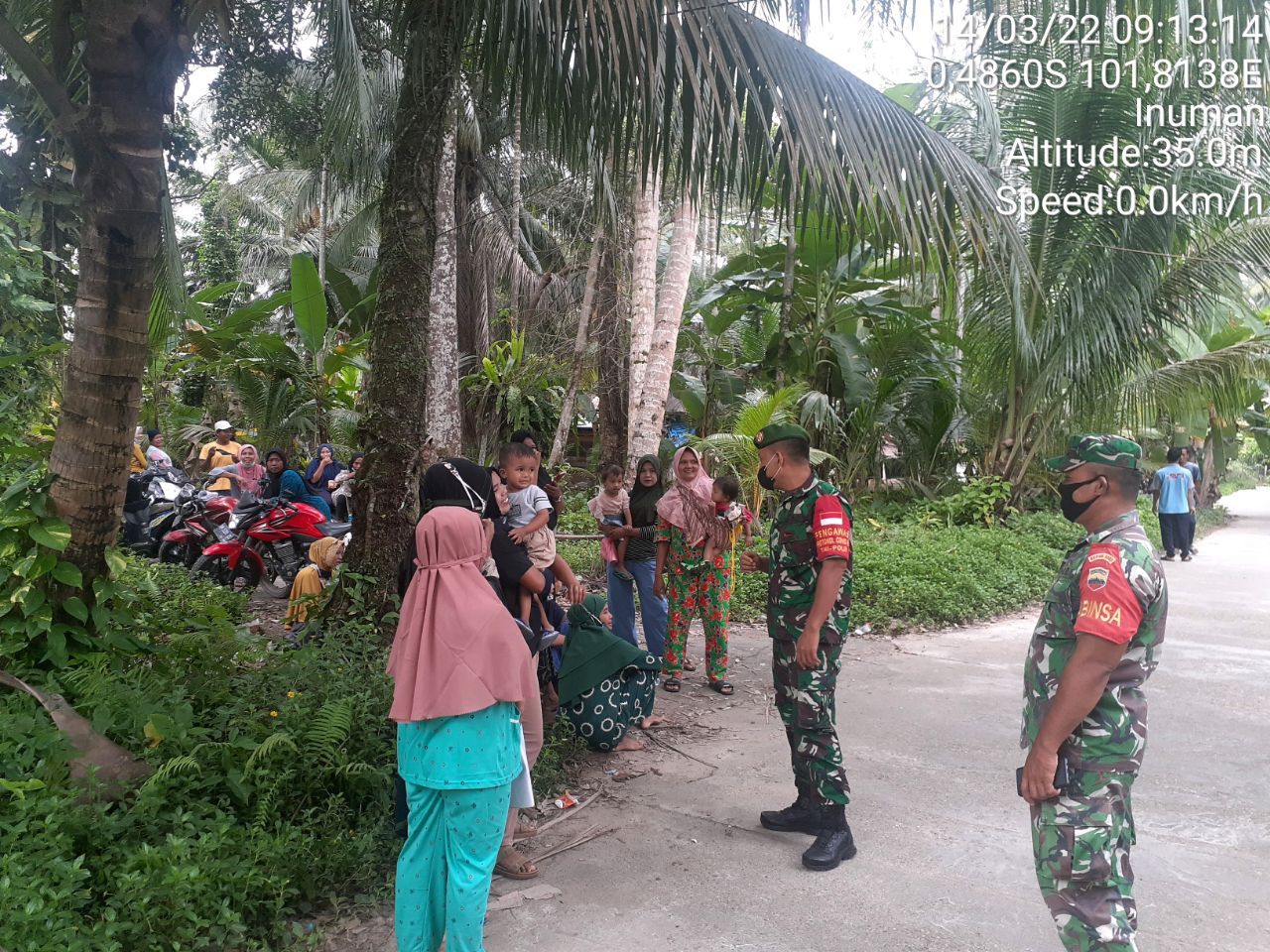 Babinsa Koramil 06/Cerenti Kodim 0302/Inhu,Sertu Efison Bersama Dengan Anggota Lainnya Berikan Sosialisasi Serta Himbauan Kepada Warga Agar Patuhi Prokes Covid-19 di Pulau Panjang Hulu Kecamatan Inuman Kabupaten Kuansing 