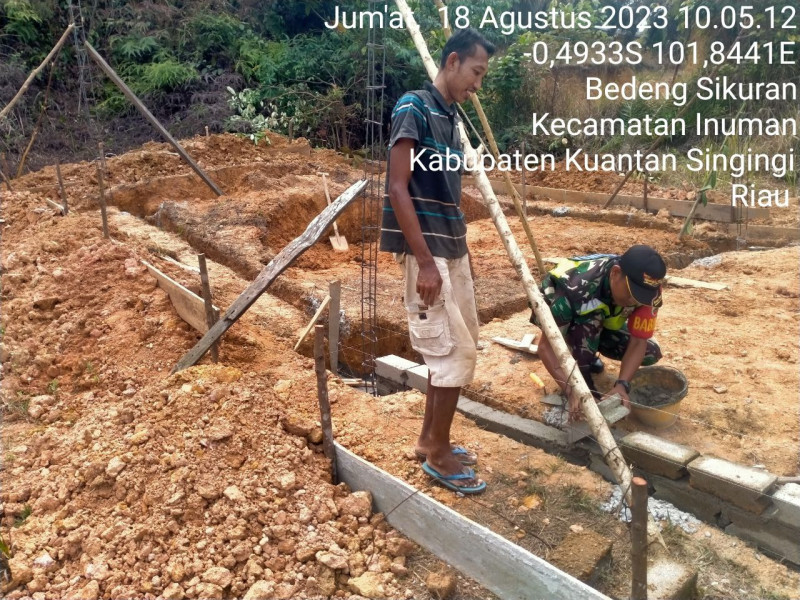 Bangun Keakraban Babinsa Koramil 06/Cerenti Kodim 0302/Inhu Bantu Warga Membuat Rumah Di Desa Bedeng Sikuran Kecamatan Inuman Kabupaten Kuansing Riau