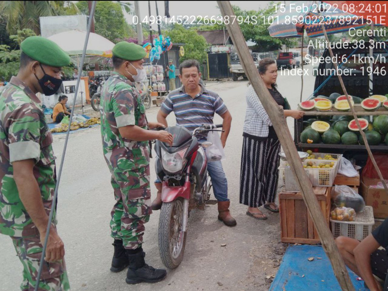 Babinsa Koramil 06/Cerenti Dim 0302/Inhu  Berikan Sosialisasi Serta Himbauan Kepada Pedagang dan Pembeli Agar Patuhi Prokes Covid-19