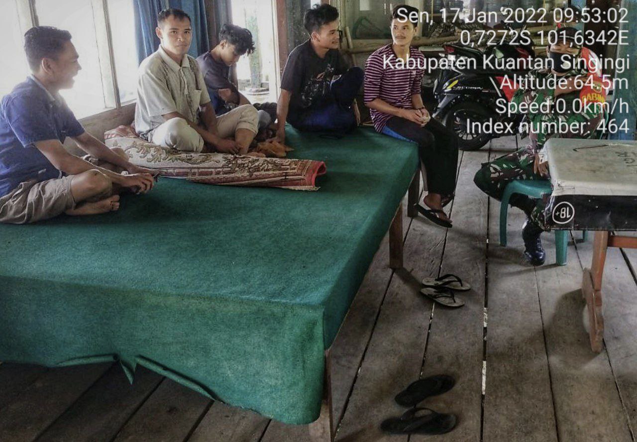 Sertu Heriyus Saputera Babinsa Koramil 06 /Cerenti Kodim 0302/ Inhu Komsos di Wilayah Teritorialnya