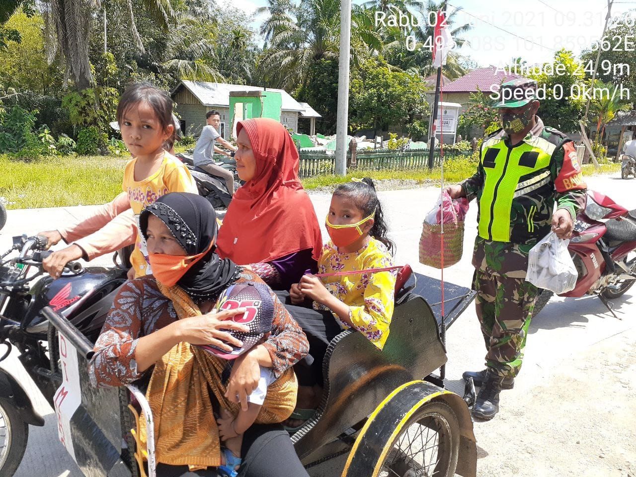 Babinsa Koramil 06/cerenti Kodim 0302/inhu Bantu Angkat Barang Belanjaan Nenek Di Atas Becak  