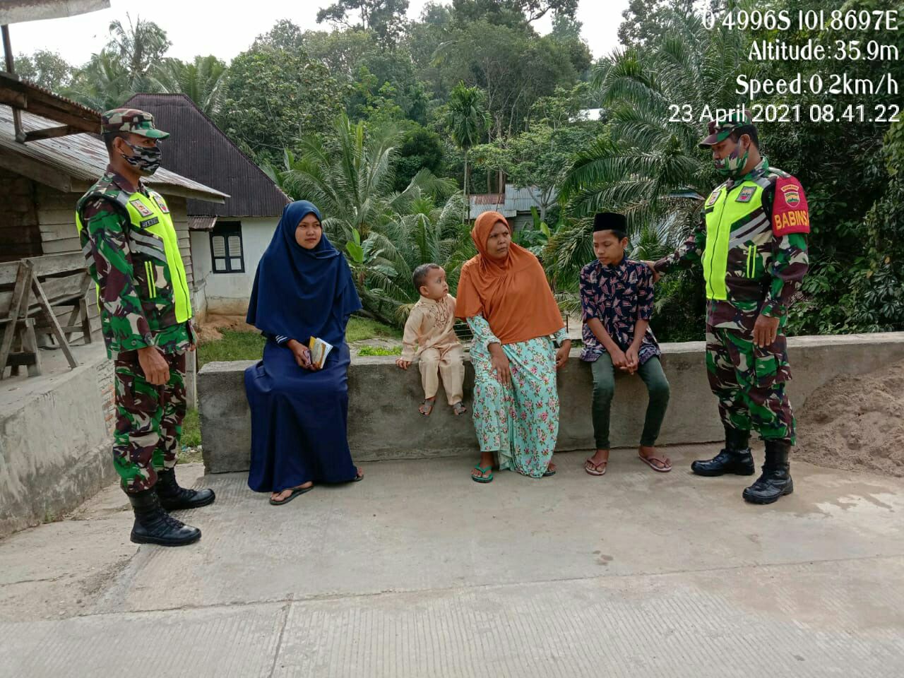 Penegakan Disiplin Protokol Kesehatan Oleh Serda Dumen Siregar Babinsa Koramil 06/Cerenti Dim 0302/Inhu
