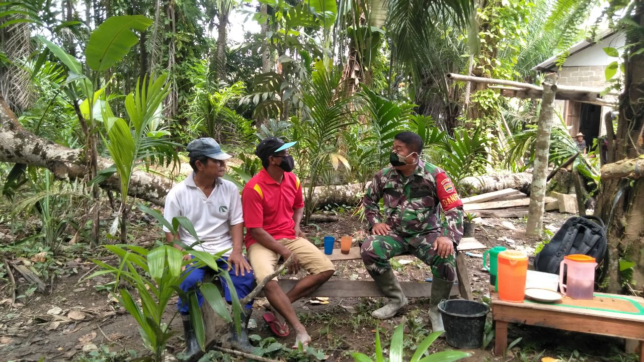 Dengan Komsos Anggota Satgas TMMD Dengarkan Keluhan Masyarakat 