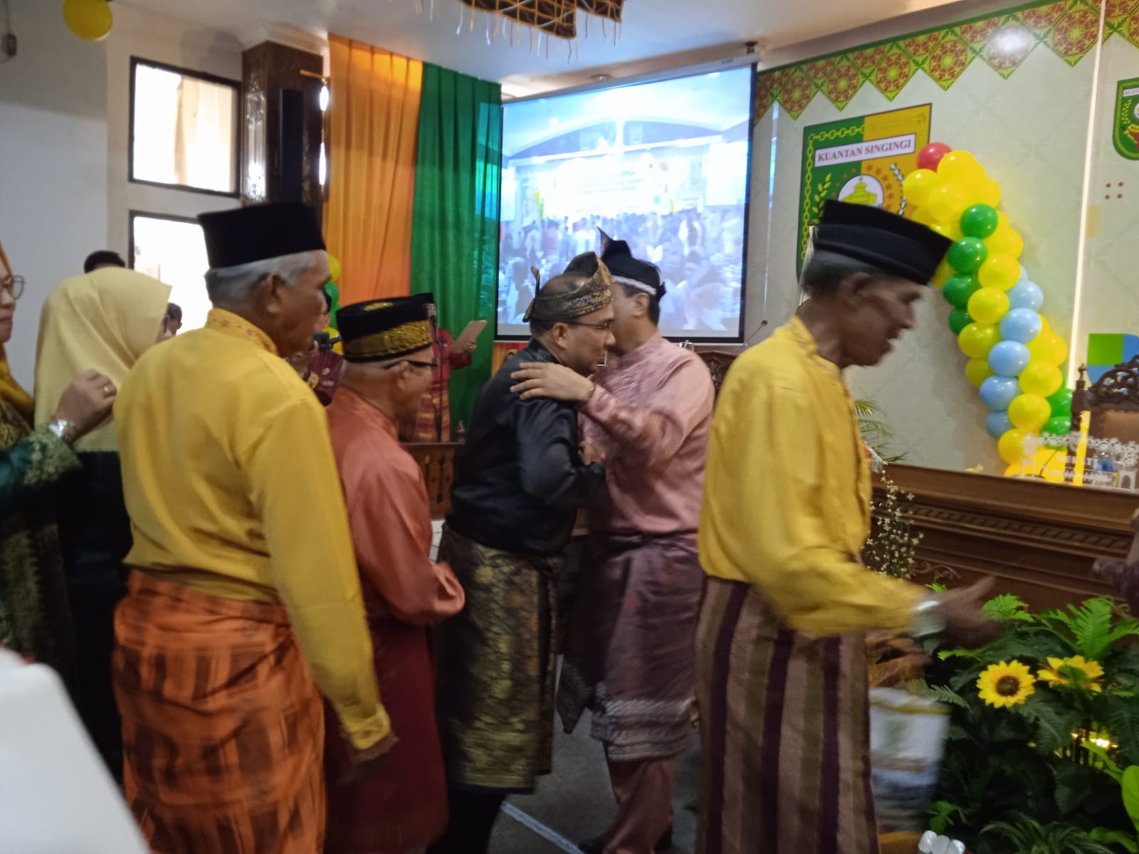 Plt. Bupati Kuansing Drs. H. Suhardiman Amby, Ak., MM, Mempersilahkan kepada Rektor UNIKS Untuk Memanfaatkn Gedung Baru UNIKS Secepatnya