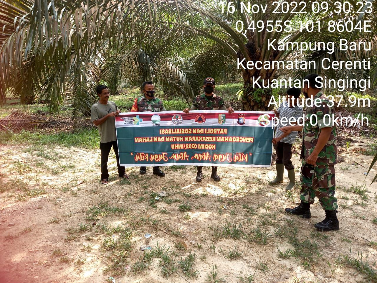 Babinsa Koramil 06/Cerenti Kodim 0302/Inhu Wilayah Kecamatan Cerenti Gencarkan Sosialisasi Dan Patroli  Karhutla Bersama Warga