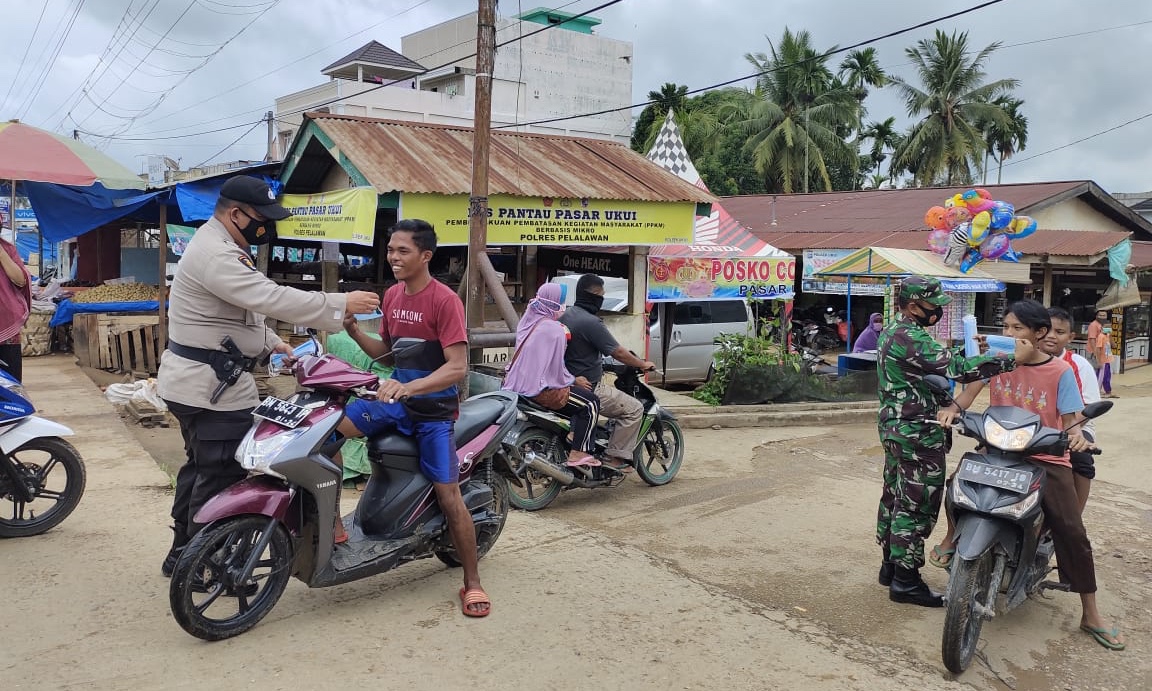 TNI-Polri Bersinergi Laksanakan Kegiatan PPKM di Pos Pantau Pasar Tradisional Kelurahan Ukui