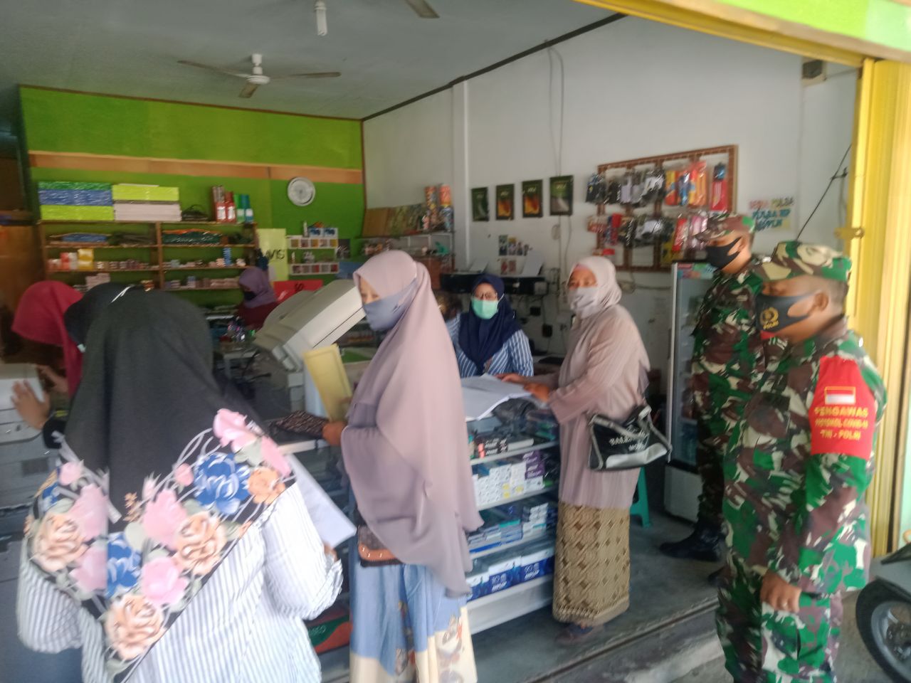 Putus Matarantai Corona, Babinsa Koramil 07/Kuantan Hilir Serka Junaidi Melaksanakan Sosialisasi Wajib Pakai Masker Kepada Masyarakat