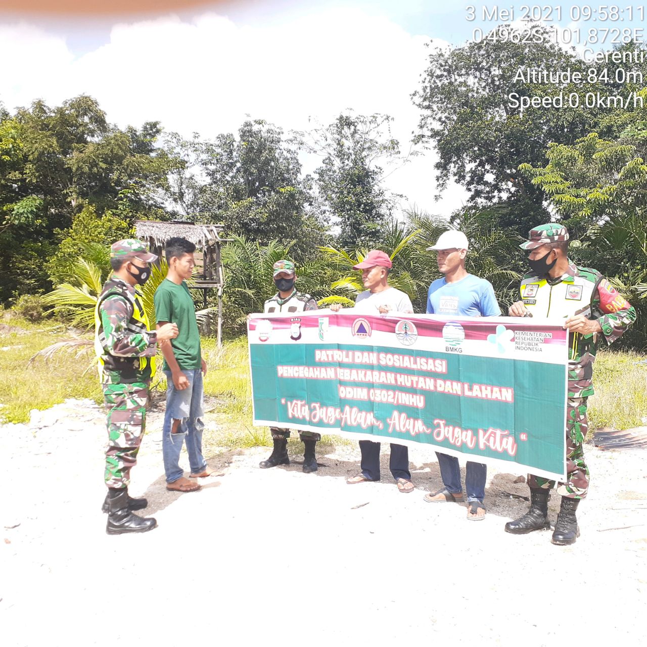 Babinsa Koramil 06/Cerenti Kodim 0302/Inhu Cegah Kebakaran Hutan Dan Lahan Laksanakan Patroli Dan Sosialisasi