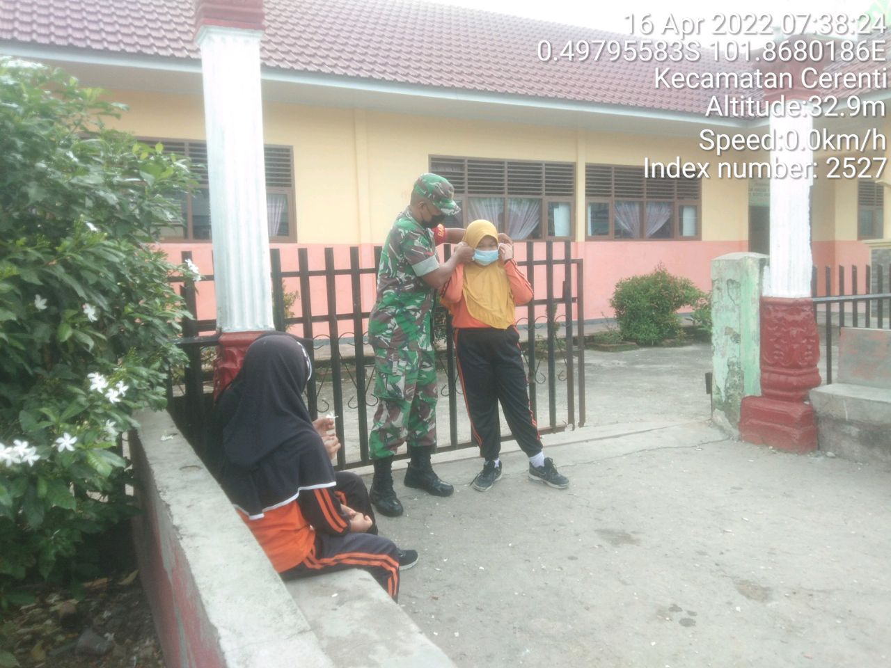 Kopda Junedi Babinsa Koramil 06/Cerenti Kodim 0302/Inhu Bagikan Masker Kepada Anak Sekolah Dasar 001 Desa Pulau Panjang Cerenti