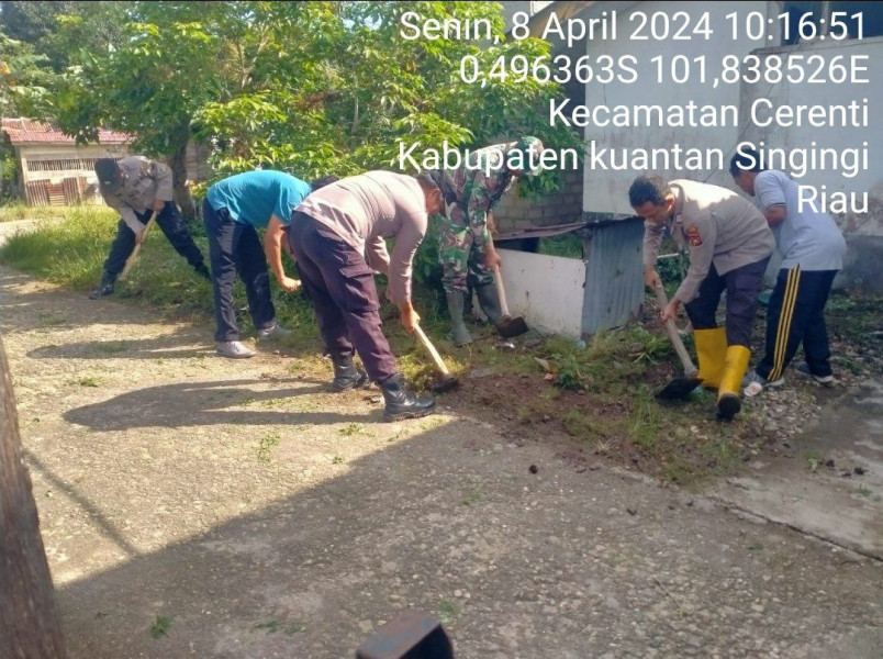Babinsa Koramil 06/Cerenti Kodim 0302/Inhu Dan Warga Gotong Royong Di Desa Lebuh Lurus Kecamatan Inuman Kabupaten Kuansing 