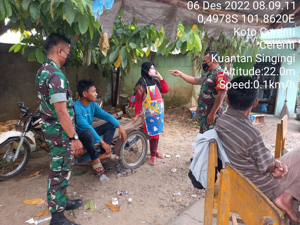 Pantau Kegiatan Warga Diwilayah Koramil 06/Cerenti Kodim 0302/Inhu,Kopda Irwan Berikan Himbauan Tentang Prokes