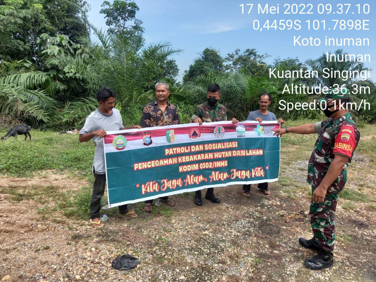 Babinsa Koramil 06/Cerenti Terus Lakukan Sosialisasi Dan Patroli Sebagai Upaya Pencegahan Karhutla Diwilayah Binaan di Koto Inuman