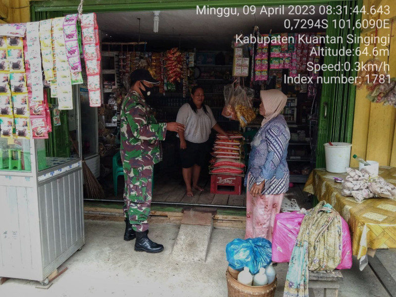 Di Desa Bedeng Sikuran Sertu Heriyus Saputera Babinsa Koramil 06/Cerenti Kodim 0302/Inhu Komsos Dengan Warga Desa Binaan