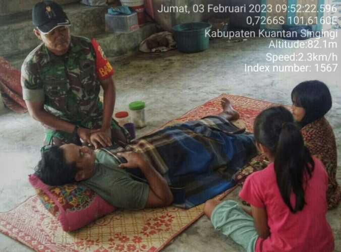Sebagai Bentuk Kepedulian Terhadap Warga Binaan Babinsa Koramil 06/Cerenti Kodim 0302/Inhu Membesuk Warga Yang Sakit
