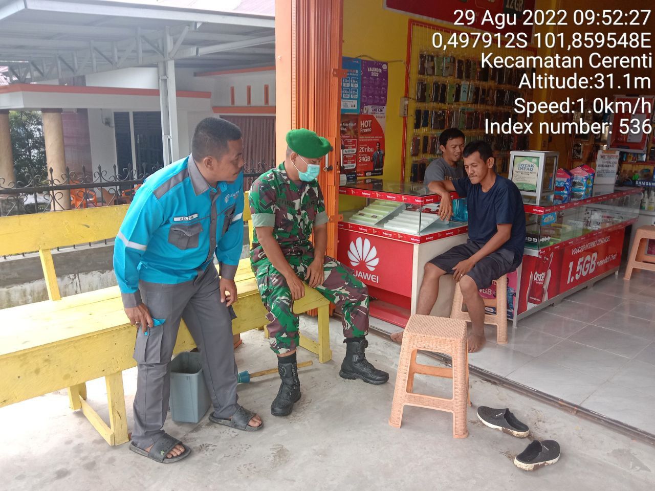 Babinsa Koramil 06/Cerenti Dim 0302/Inhu Komsos Dengan Warga Desa Pulau Panjang Cerenti Kecamatan Cerenti