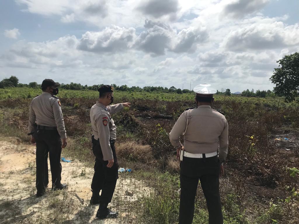 Personel Polsek Pangkalan Kerinci Tinjau Lahan Rawan Karhutla di Jalan Engku Raja Lela
