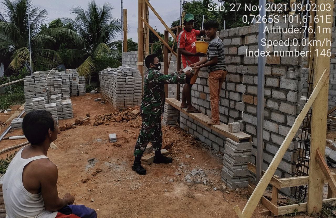 Babinsa Koramil 06/Cerenti  Kodim 0302/Inhu Babinsa Membantu Masyarakat Membuat Rumah di Desa Lebuh Lurus
