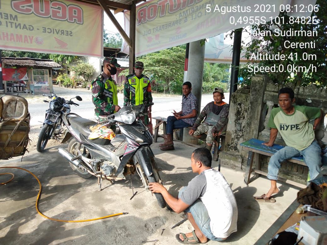 Babinsa Koramil 06/Cerenti Dim 0302/Inhu, Serka M.Amin dan Kopda Irwan Berikan Himbauan Kepada Warga Tentang Prokes Covid-19