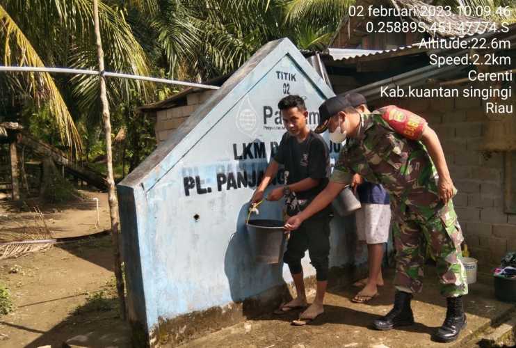 Aksi Sosial Babinsa Koramil 06/Cerenti Kodim 0302/Inhu Bantu Warga Mengambil Air Dari Sumur di Desa Tanjung Medan